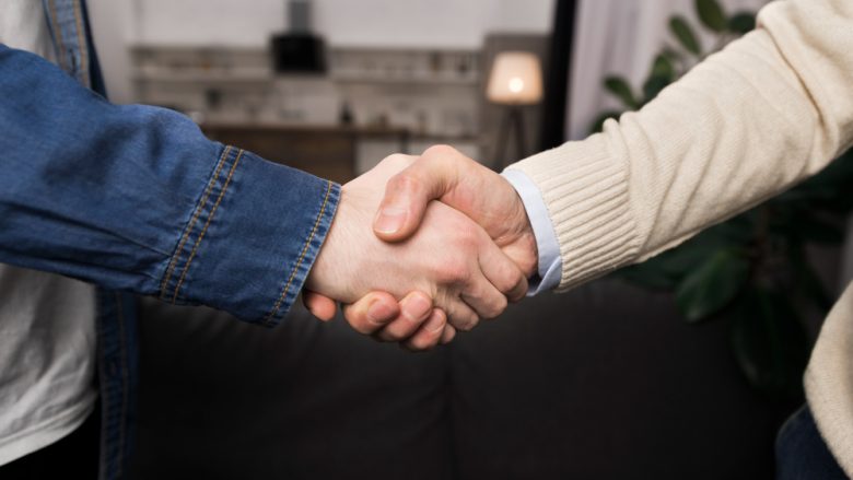 padre-e-hijo-estrecharme-mano.jpg