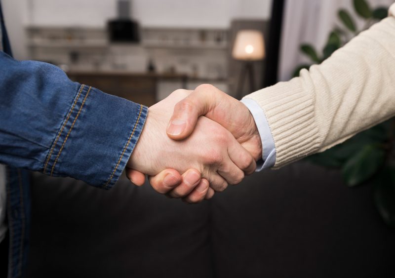 padre-e-hijo-estrecharme-mano.jpg