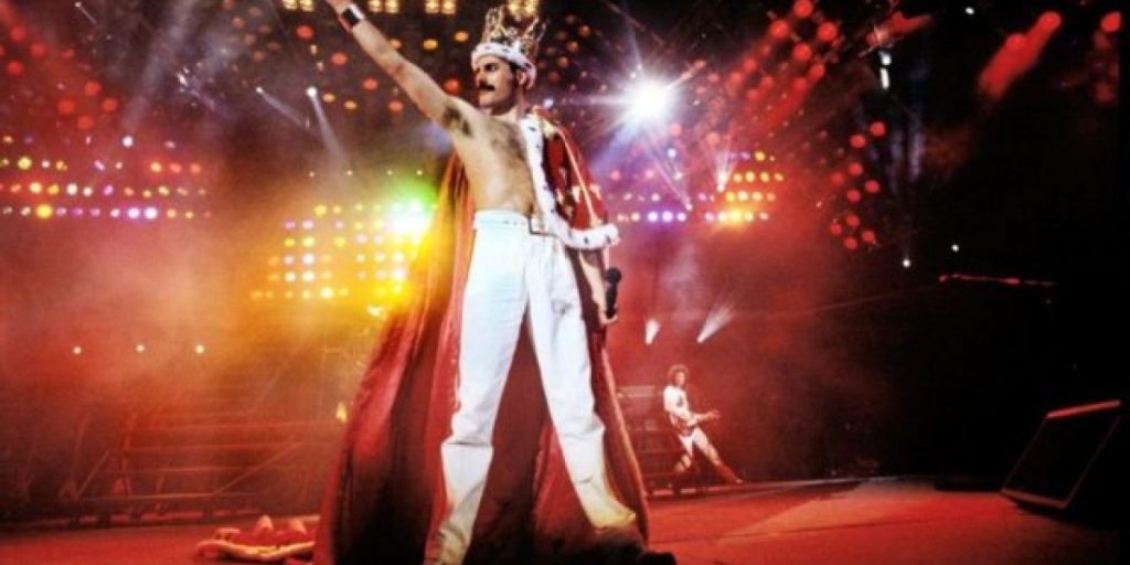 _129487249_crownonstage.jpg
