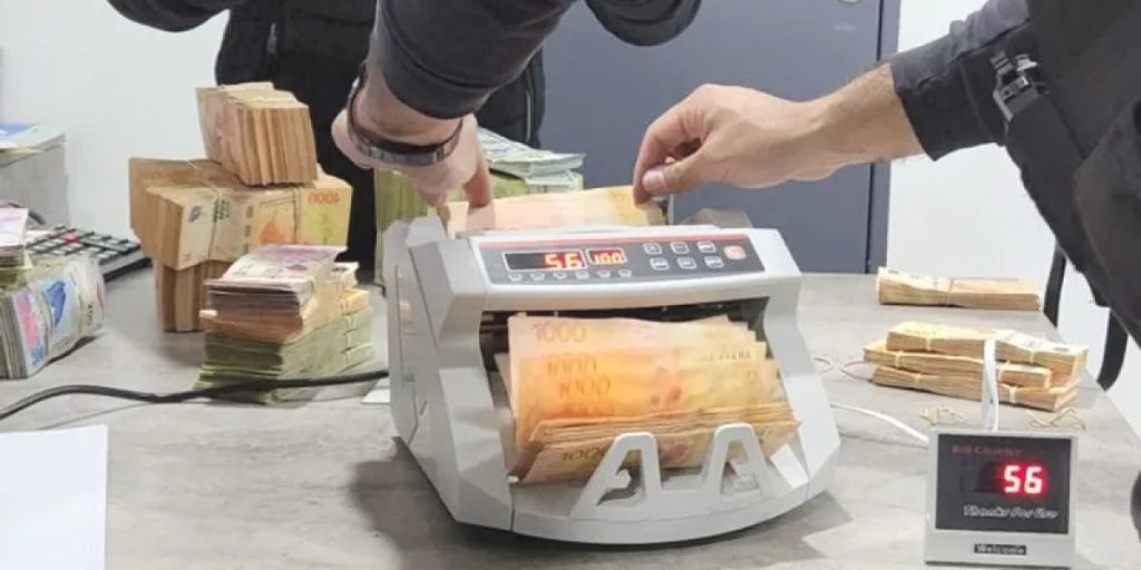 dolarblue_plata_billetes_contador_allanamientos_25agosto2023.jpg
