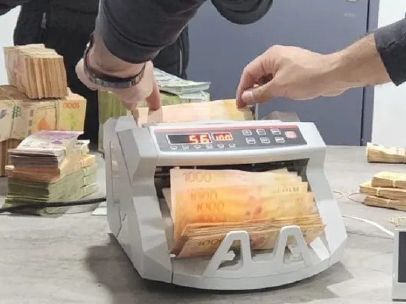 dolarblue_plata_billetes_contador_allanamientos_25agosto2023.jpg