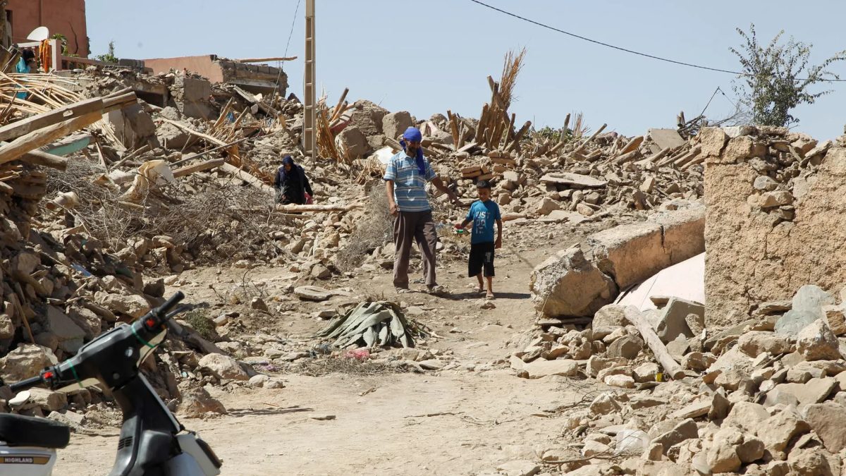 varias-personas-caminan-escombros-aldea-tafagajt-marruecos-cerca-epicentro-devastador-terremoto_98.jpg