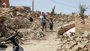 varias-personas-caminan-escombros-aldea-tafagajt-marruecos-cerca-epicentro-devastador-terremoto_98.jpg