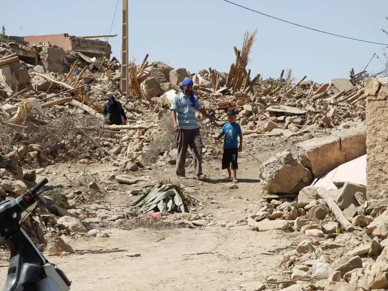 varias-personas-caminan-escombros-aldea-tafagajt-marruecos-cerca-epicentro-devastador-terremoto_98.jpg