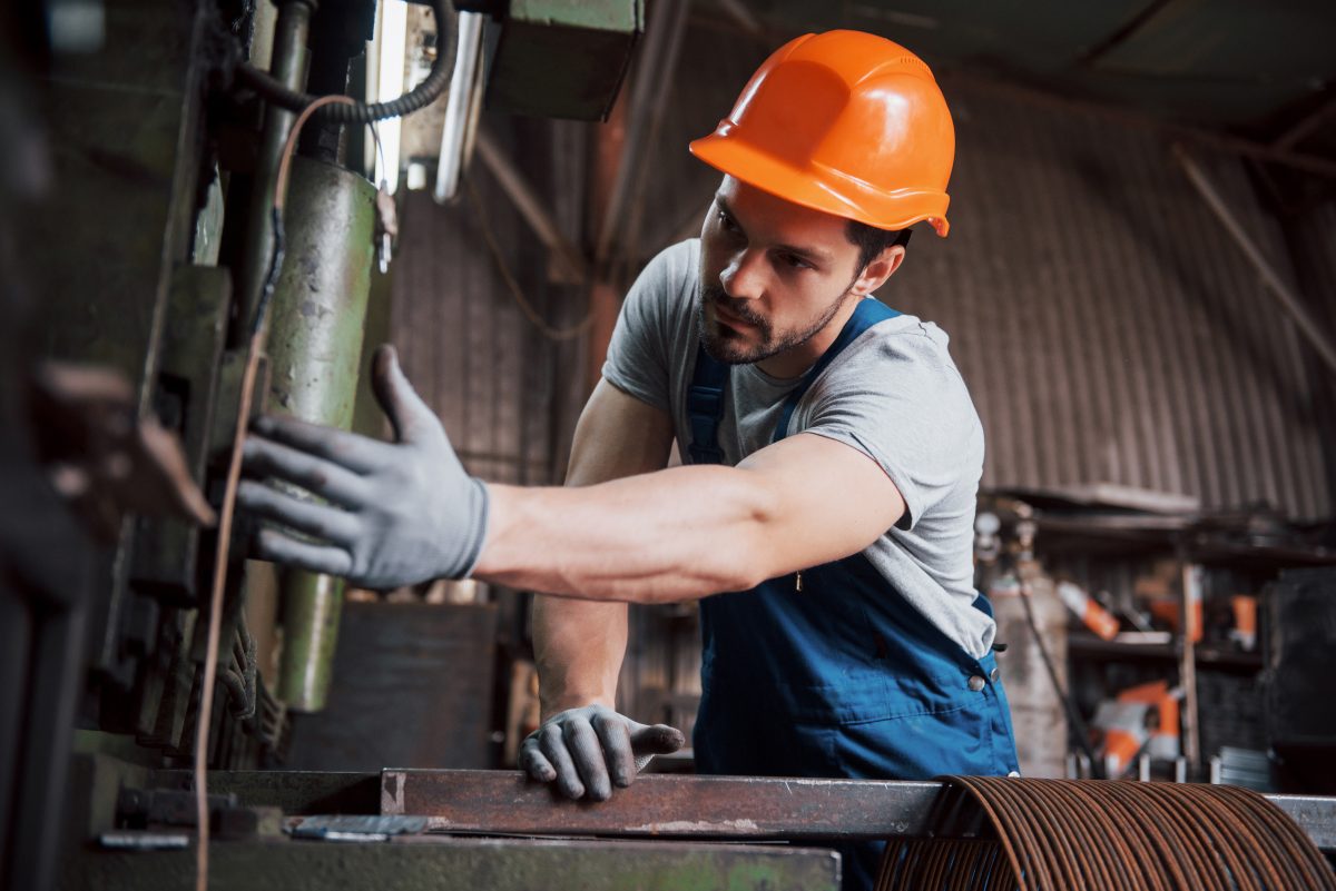 retrato-joven-trabajador-casco-gran-fabrica-reciclaje-residuos.jpg
