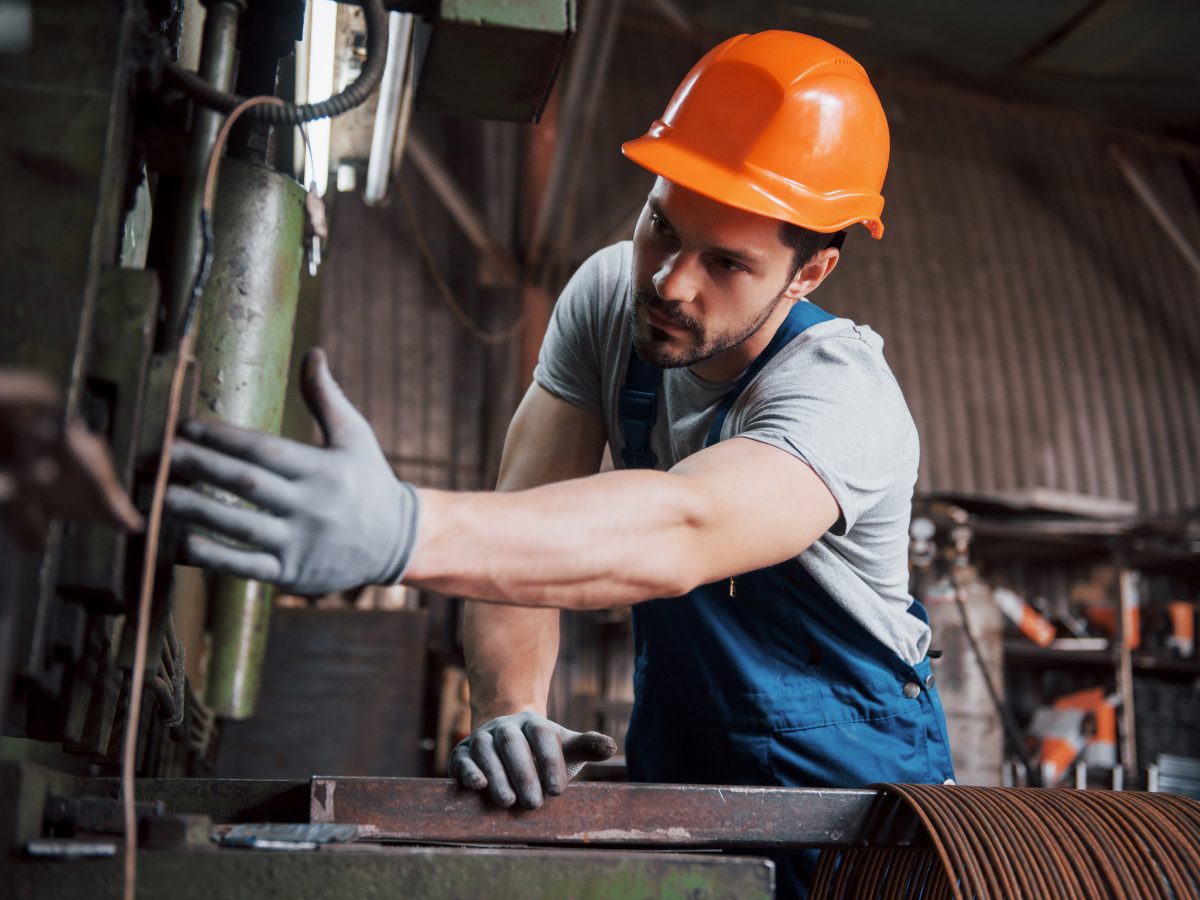 retrato-joven-trabajador-casco-gran-fabrica-reciclaje-residuos.jpg