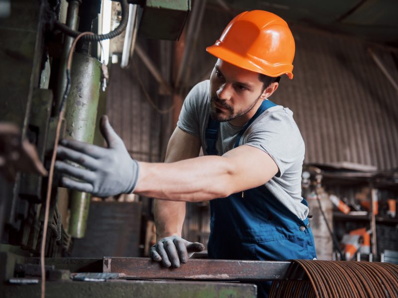 retrato-joven-trabajador-casco-gran-fabrica-reciclaje-residuos.jpg