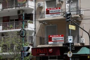 carteles-de-alquiler-de-propiedades-ley-de-WI2Q5OXFMNFN3CKEL73PBKATDY.jpg
