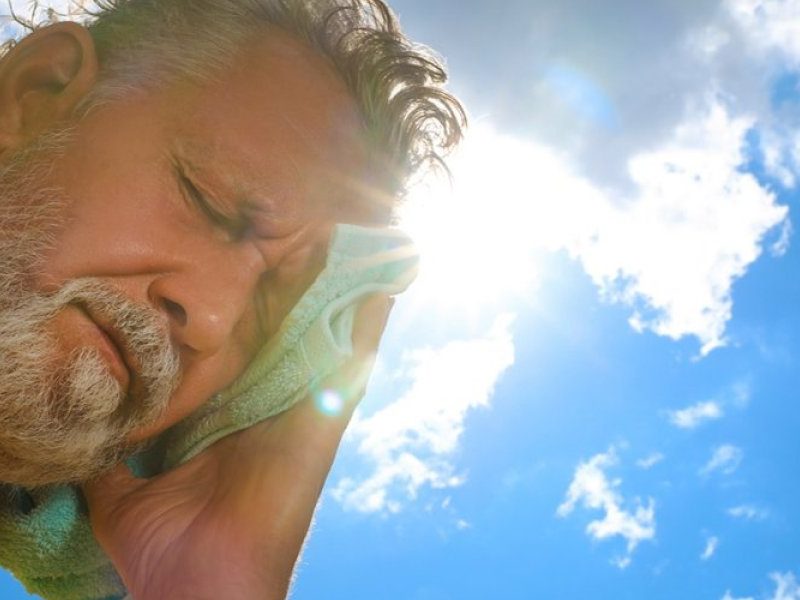 1140-man-having-heatstroke-esp.imgcache.rev.web.1000.575.jpg