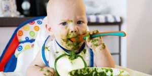 bebe-manchado-comiendo-espinacas.jpg