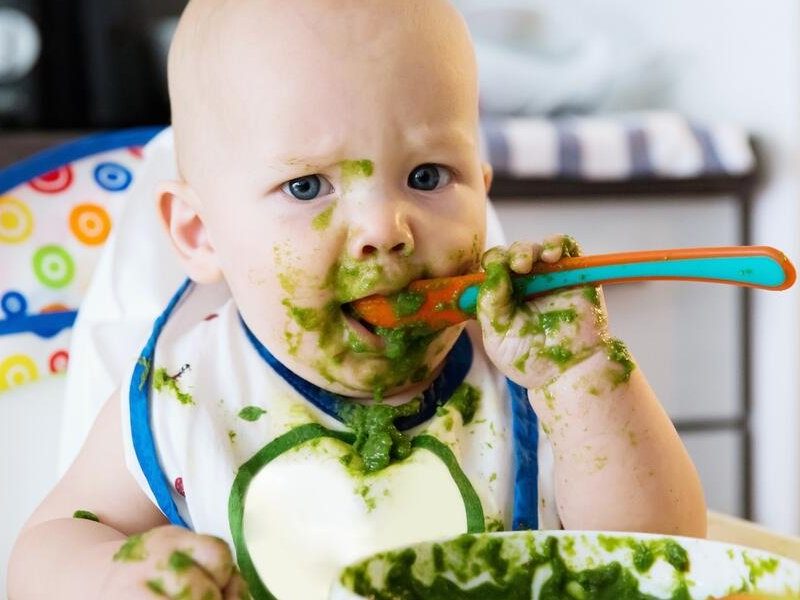 bebe-manchado-comiendo-espinacas.jpg