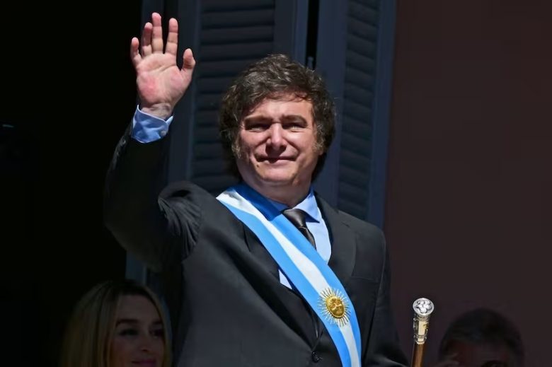 el-presidente-javier-milei-en-el-balcon-de-la-AYOHE7ONFBA5JMI4JEBZTOOG3U.jpg