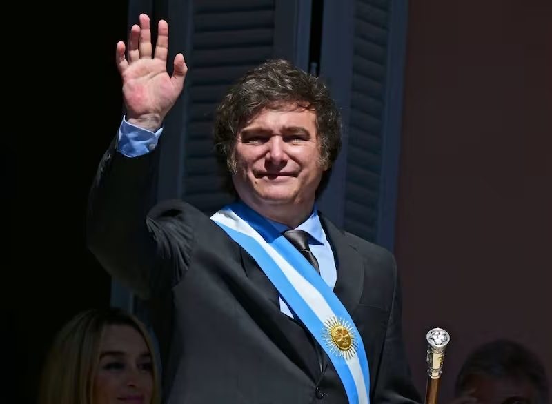 el-presidente-javier-milei-en-el-balcon-de-la-AYOHE7ONFBA5JMI4JEBZTOOG3U.jpg