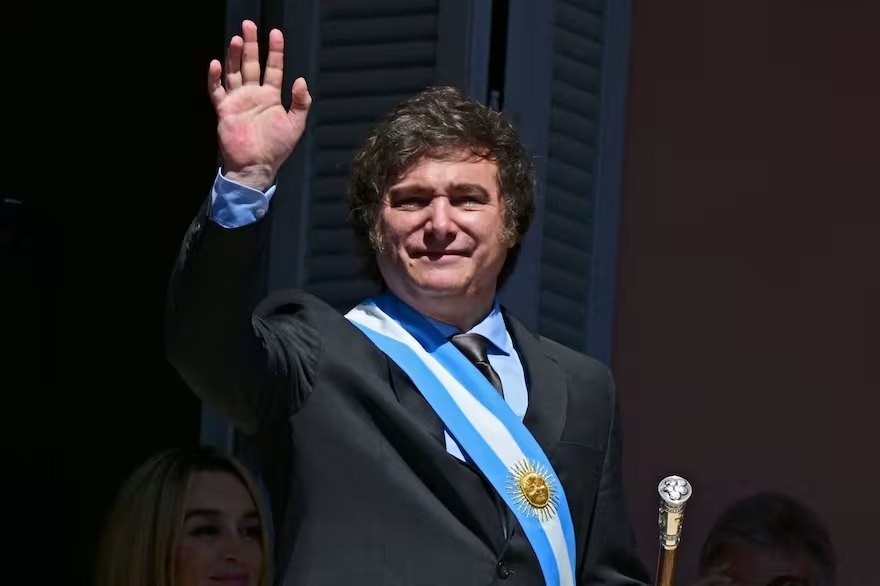 el-presidente-javier-milei-en-el-balcon-de-la-AYOHE7ONFBA5JMI4JEBZTOOG3U.jpg