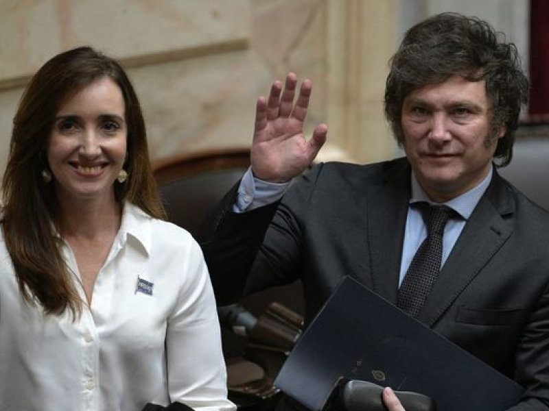 javier-milei-y-victoria-villarueljpg.jpg
