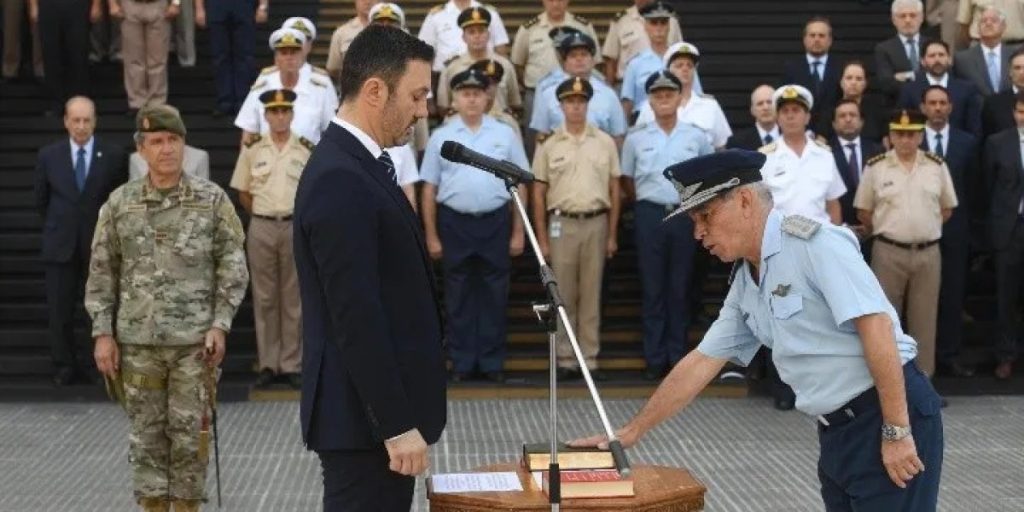 luis_petri-xavier_julixn_isaac-toma_de_juramento-txlam_crop1704818525069.jpg_2095494765.jpg