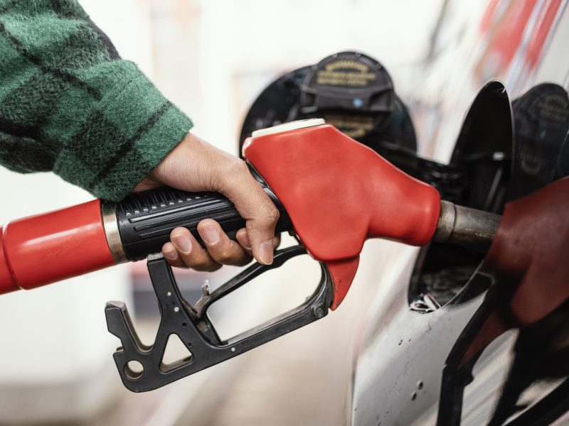 hombre-gasolinera-coche-cerca.jpg