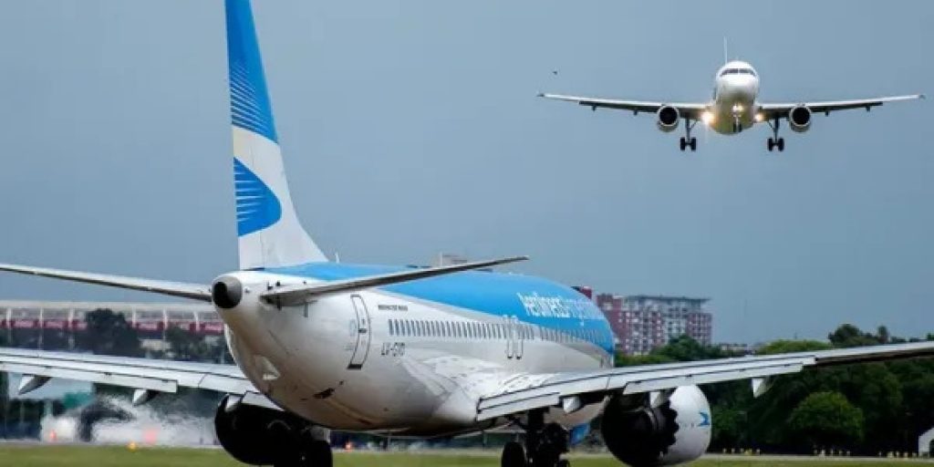 600x400_aerolineas-subieron-hasta-160porciento-precios-sus-vuelos-tras-devaluacion-1017502-095746.jpg