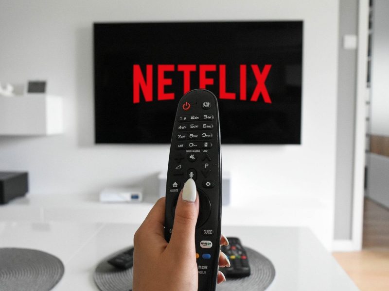 Netflix-mujer-plataforma-muerte-television-Netflix-Andre-Didyeme.jpg
