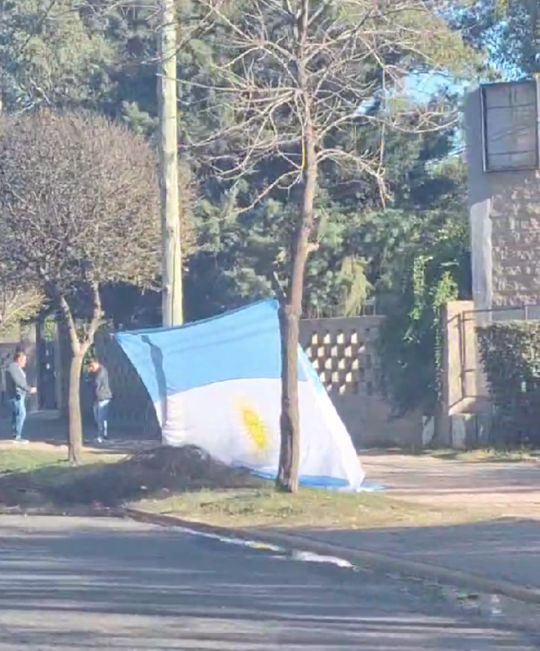 BANDERA EN EL PISO.png