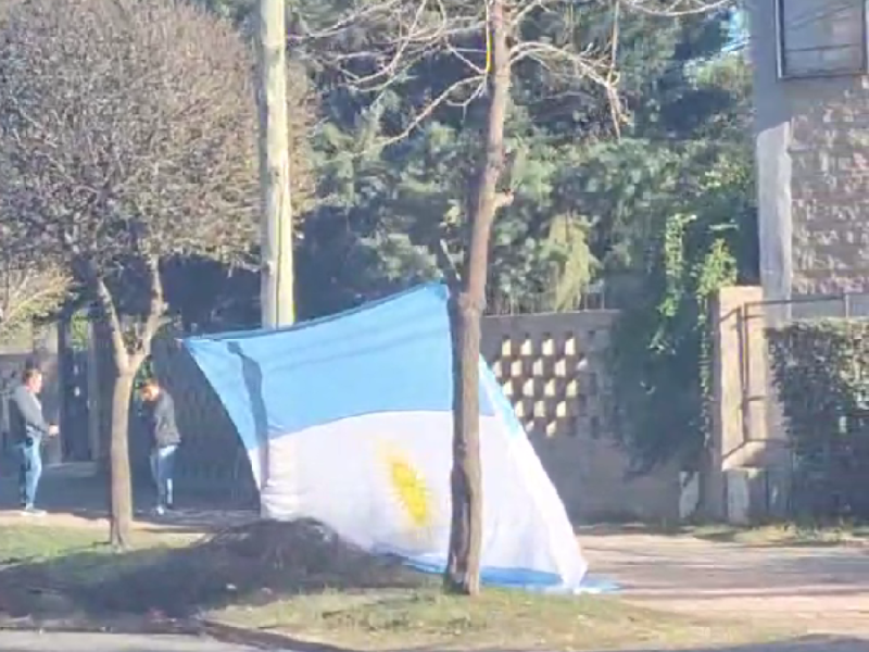 BANDERA EN EL PISO.png
