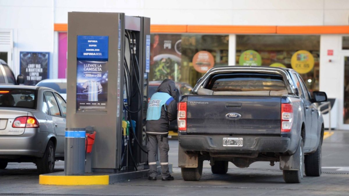 Camioneta-cargando-gasoil.jpg