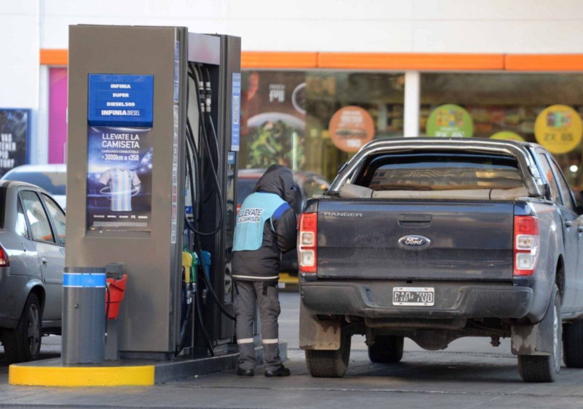Camioneta-cargando-gasoil.jpg