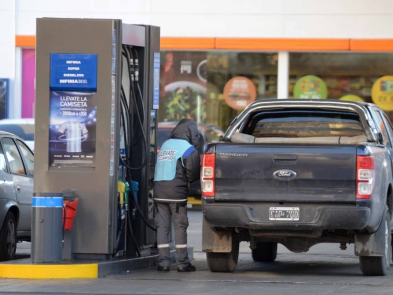 Camioneta-cargando-gasoil.jpg