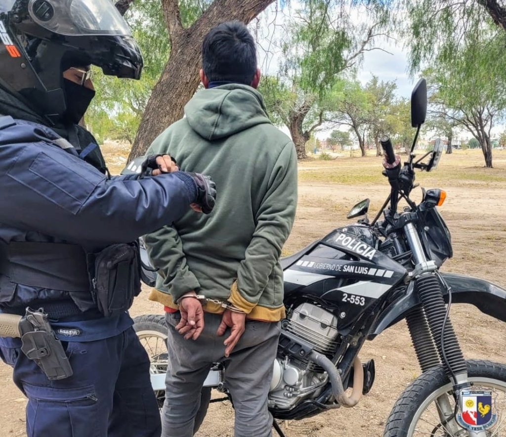 DETENIDO CON FUNDAS.jpeg