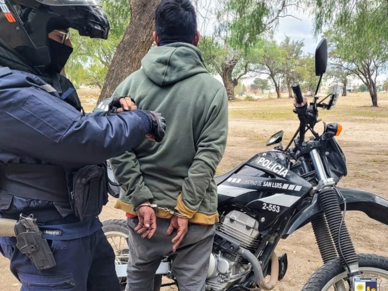 DETENIDO CON FUNDAS.jpeg