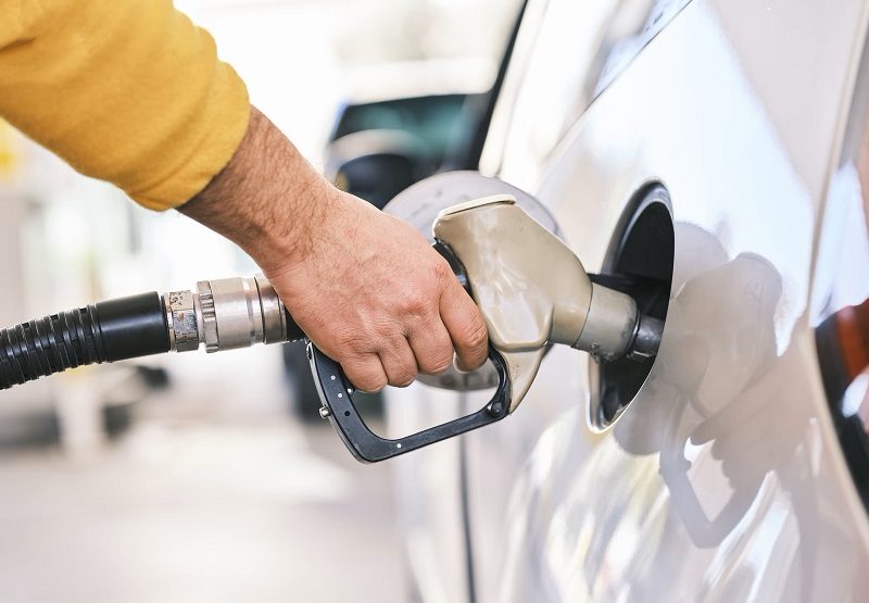 Surtidor-de-gasolina-en-una-gasolinera-Engin-Akyurt-Unsplash.jpg