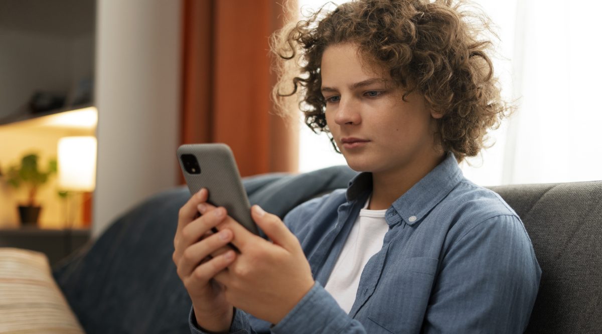 adolescente celu.jpg