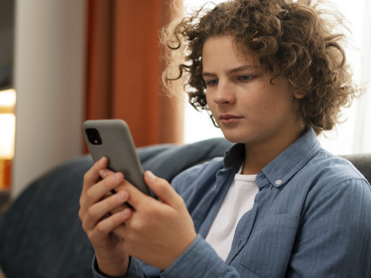 adolescente celu.jpg