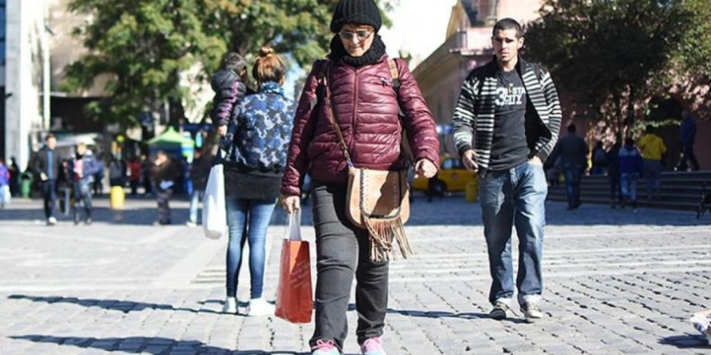 cordoba-capital-frio-gente-abrigada-campera.jpg
