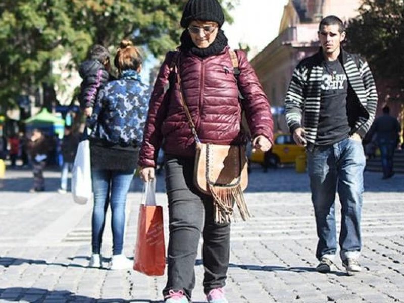 cordoba-capital-frio-gente-abrigada-campera.jpg