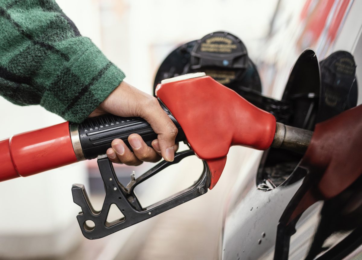 hombre-gasolinera-coche-cerca.jpg
