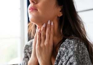 dolor-garganta-cuello-RFkBjJBfZPkhbWntFEbgkbI-1200x840_abc.jpg