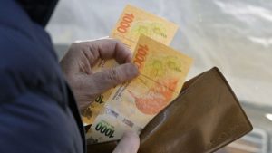 cnne-1303213-argentina-salario-minimo-aumento.jpg