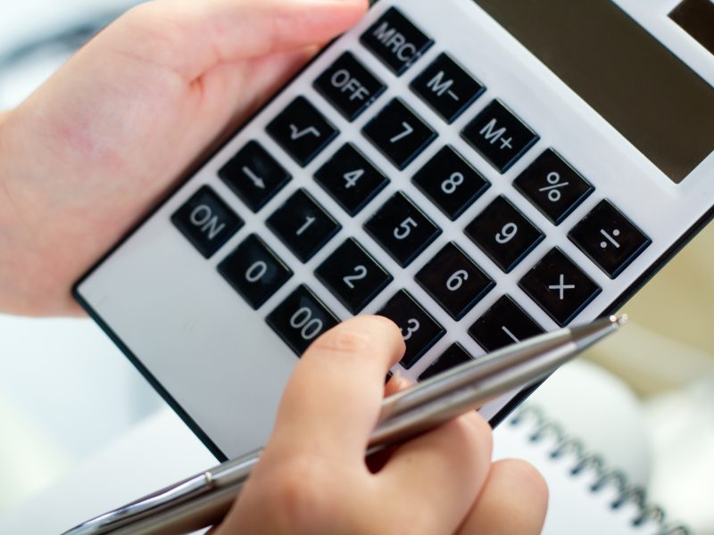hands-holding-calculator.jpg