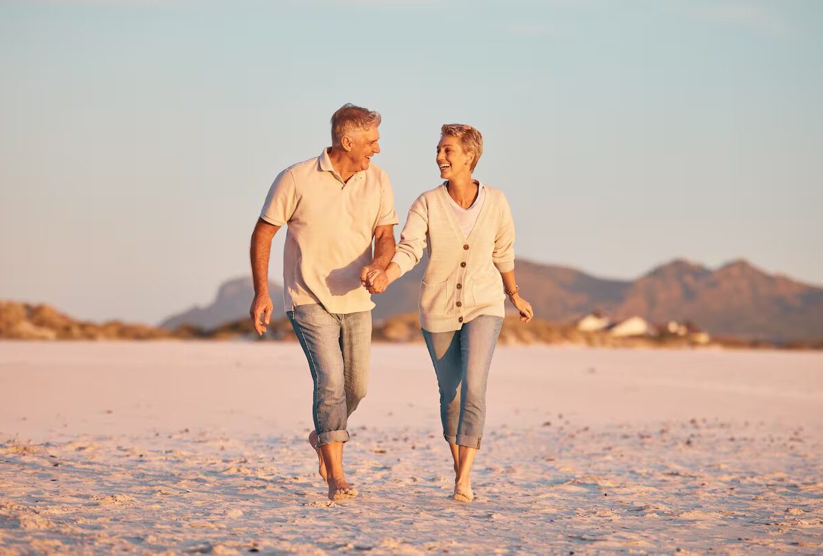 una-caminata-en-pareja-en-la-playa-es-una-buena-opcion-foto-adobe-stock-3QTGSNMU25A2LK37YXRSTBAESI.jpg