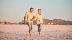 una-caminata-en-pareja-en-la-playa-es-una-buena-opcion-foto-adobe-stock-3QTGSNMU25A2LK37YXRSTBAESI.jpg