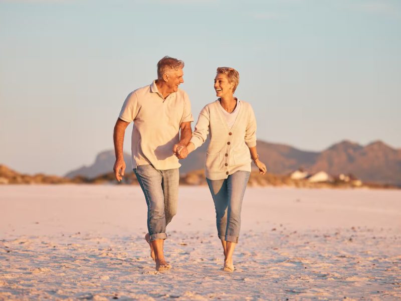 una-caminata-en-pareja-en-la-playa-es-una-buena-opcion-foto-adobe-stock-3QTGSNMU25A2LK37YXRSTBAESI.jpg