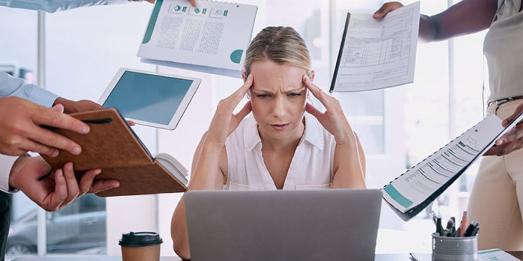 mujer-con-estres-en-el-trabajo-1.jpg