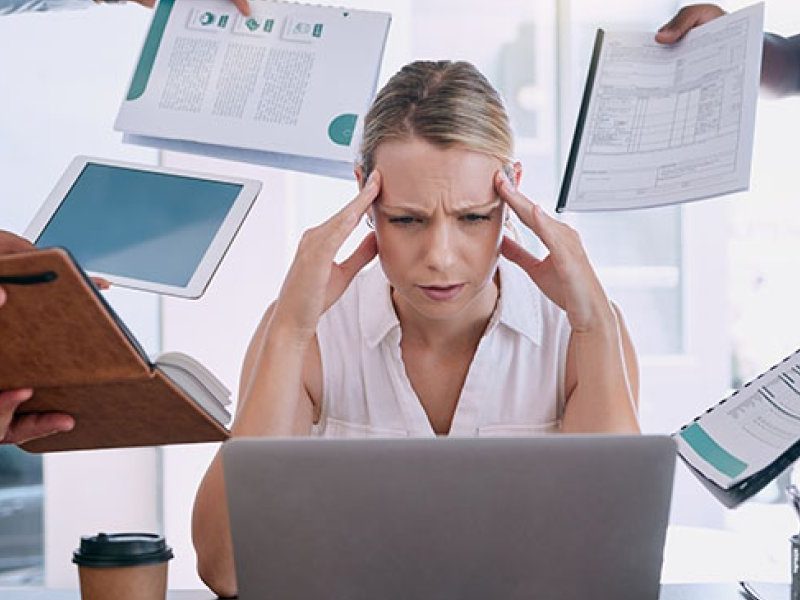 mujer-con-estres-en-el-trabajo-1.jpg