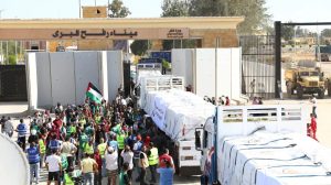 los-camiones-que-transportan-ayuda-a-gaza-cruzan-el-paso-fronterizo-de-rafah-entre-egipto-y-la-franj.jpg
