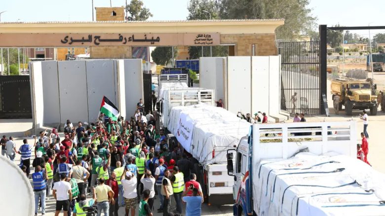los-camiones-que-transportan-ayuda-a-gaza-cruzan-el-paso-fronterizo-de-rafah-entre-egipto-y-la-franj.jpg