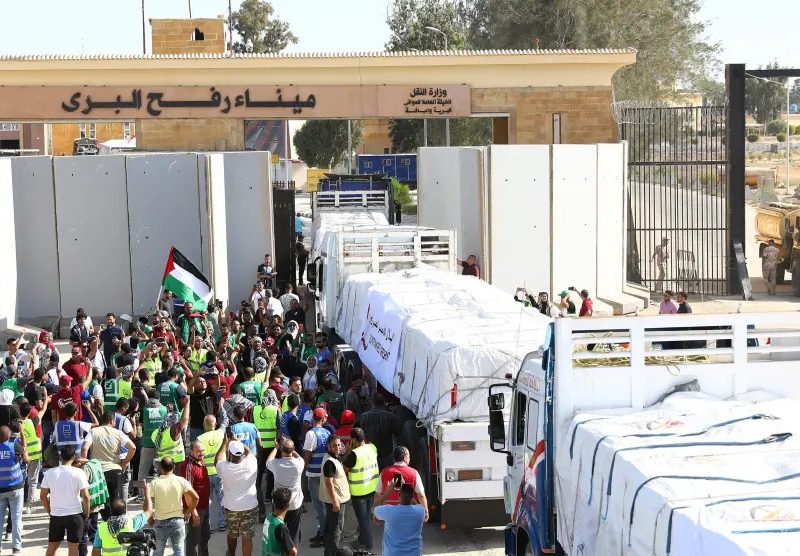 los-camiones-que-transportan-ayuda-a-gaza-cruzan-el-paso-fronterizo-de-rafah-entre-egipto-y-la-franj.jpg
