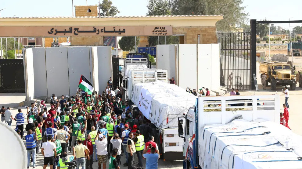 los-camiones-que-transportan-ayuda-a-gaza-cruzan-el-paso-fronterizo-de-rafah-entre-egipto-y-la-franj.jpg