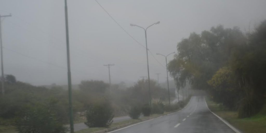 La-visibilidad-en-rutas-y-autopistas-provinciales-es-reducida-por-lloviznas-y-bancos-de-niebla..jpg