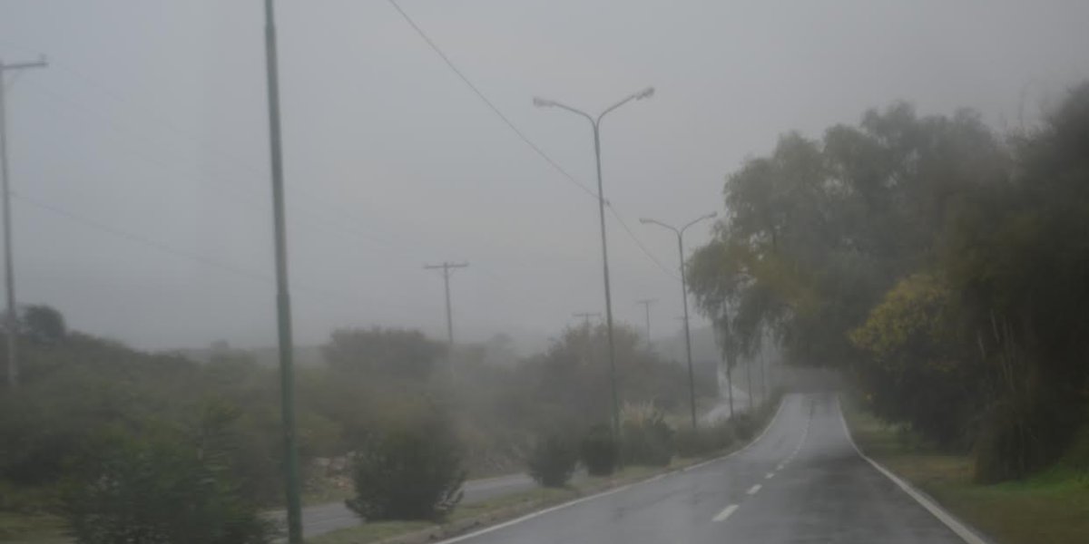 La-visibilidad-en-rutas-y-autopistas-provinciales-es-reducida-por-lloviznas-y-bancos-de-niebla..jpg